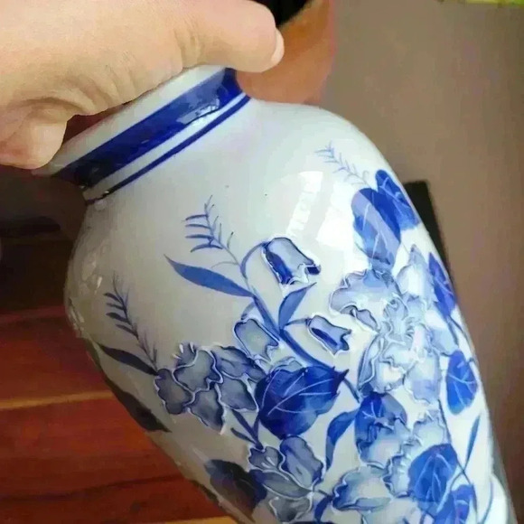 Asian Vase White & Blue Porcelain Floral, Leaf Motif Vase Mid 20th Century - Picture 12 of 17